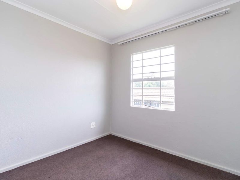 LOVELY THREE BEDROOM TOWNHOUSE - Photo 9