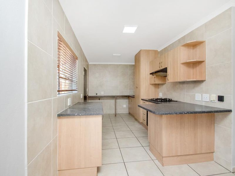 Neat 3 bedroom 2.5 bathroom home for sale in Honeydew Manor - Photo 10