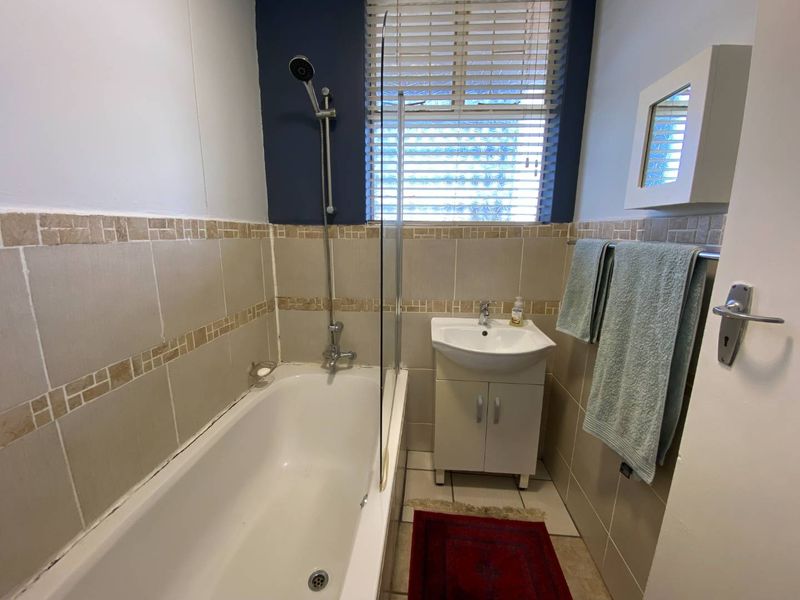 Spacious 1.5 Bedroom Apartment in Well-Maintained Complex - SOLE MANDATE - Photo 5