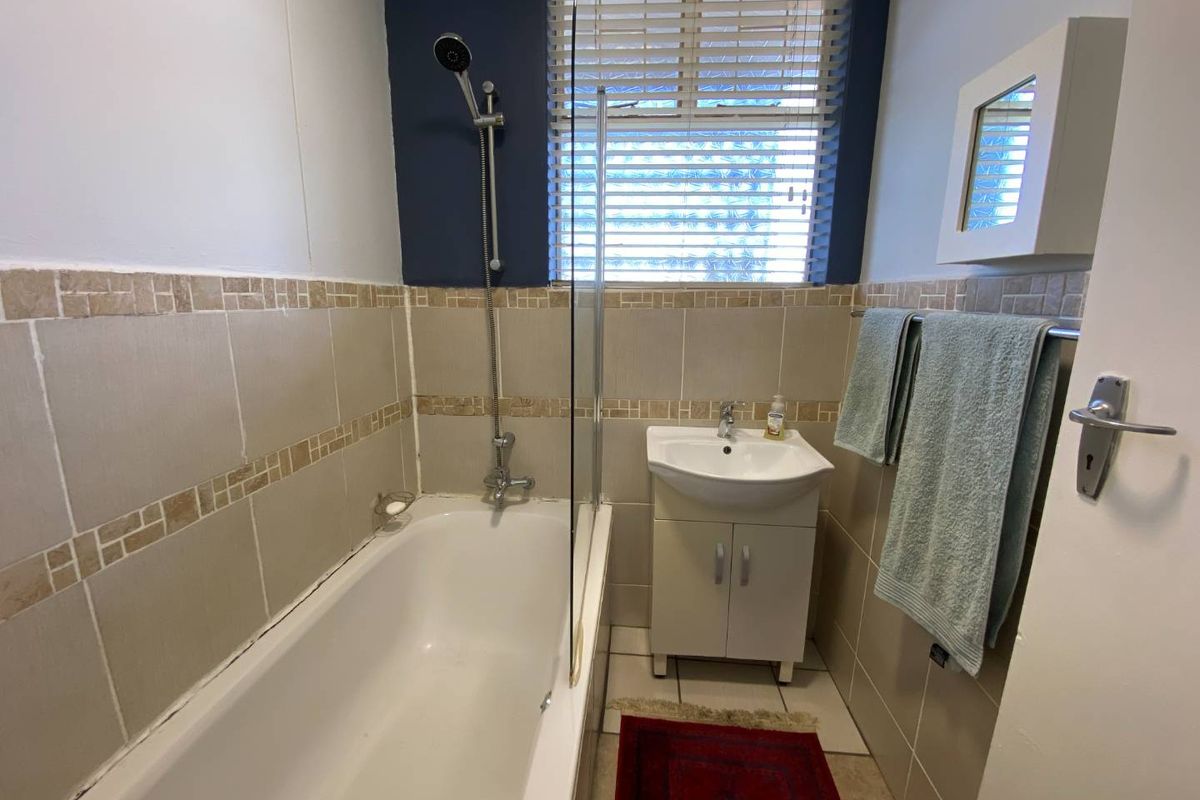 Spacious 1.5 Bedroom Apartment in Well-Maintained Complex - SOLE MANDATE - Photo 5