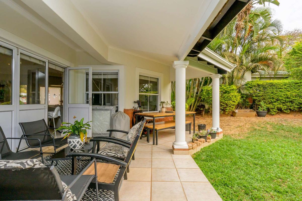 NEW ON MARKET. STUNNING 3 BED 2 BATH  HOME WITH LOFT EN SUITE - Photo 3