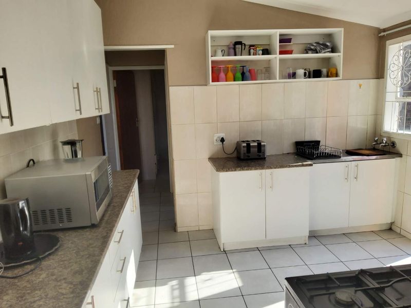 **Spacious Family Home with Additional Flats - Perfect for Investment or Family Living** - Photo 7