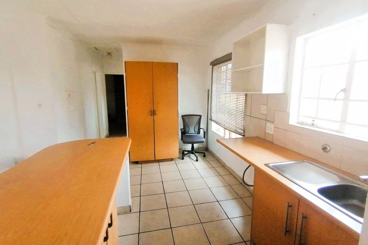 Charming 2-Bedroom Townhouse in Secure Complex - Photo 4