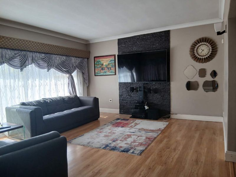 Large Family Home for Sale - Photo 3