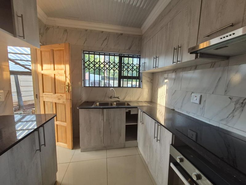 **Newly Renovated Room for Rent in Birchleigh - Available Now!** - Photo 6