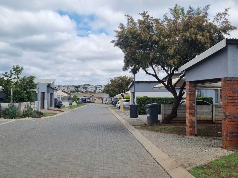 Spacious 2-Bedroom Home in a Perfectly Managed Estate - Photo 2