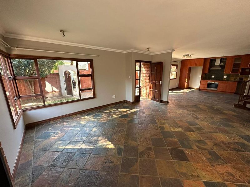 Spacious 3 bedroom duplex in Equestria - Photo 3