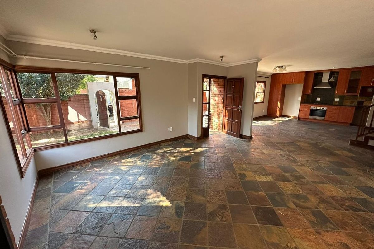 Spacious 3 bedroom duplex in Equestria - Photo 3
