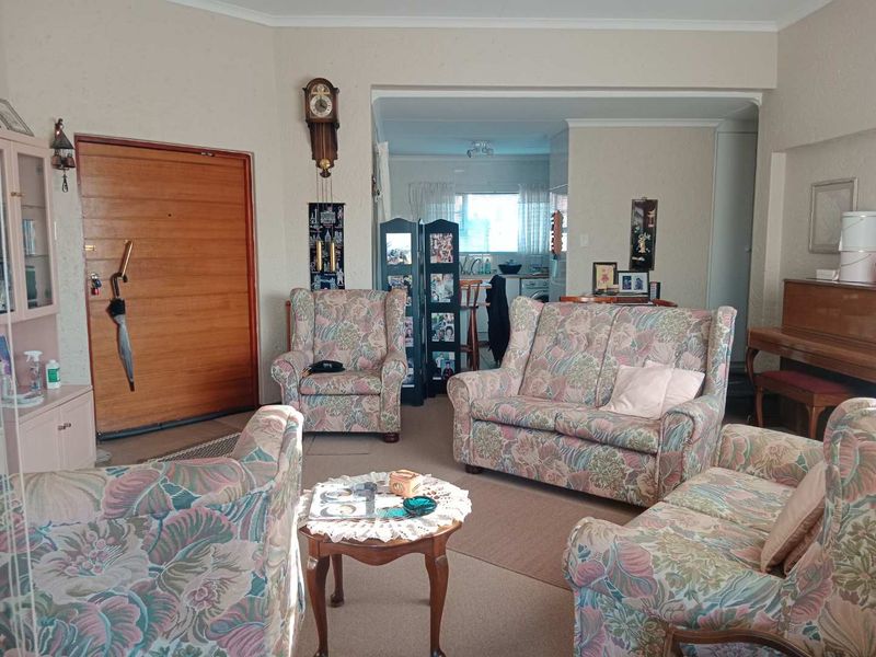 Spacious, Secure and Perfectly Located! - Photo 1