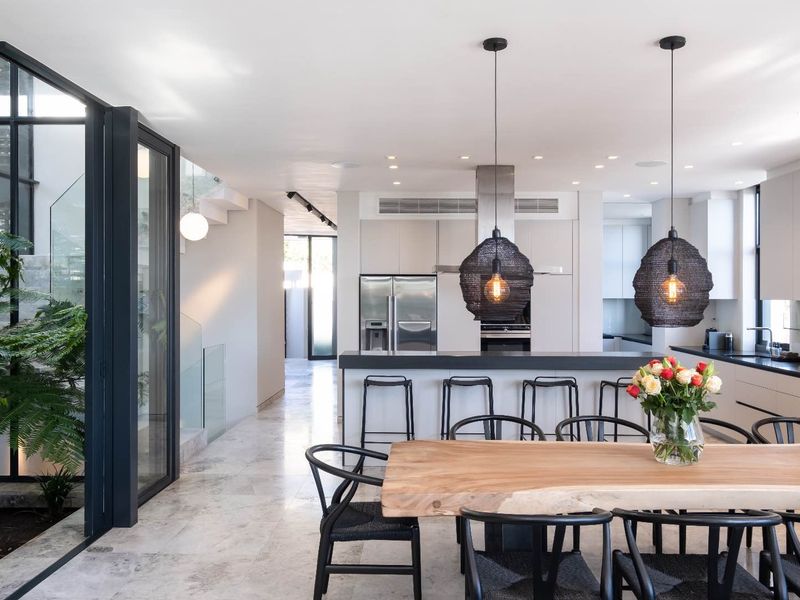 Stylishly Sleek - Photo 8