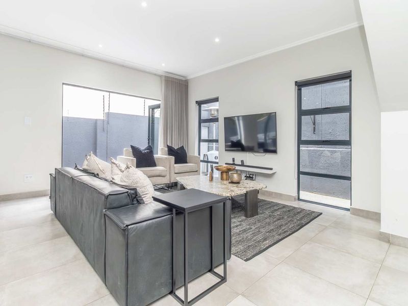 "Luxurious Modern Home with En-Suite Bedrooms and Balcony" - Photo 4