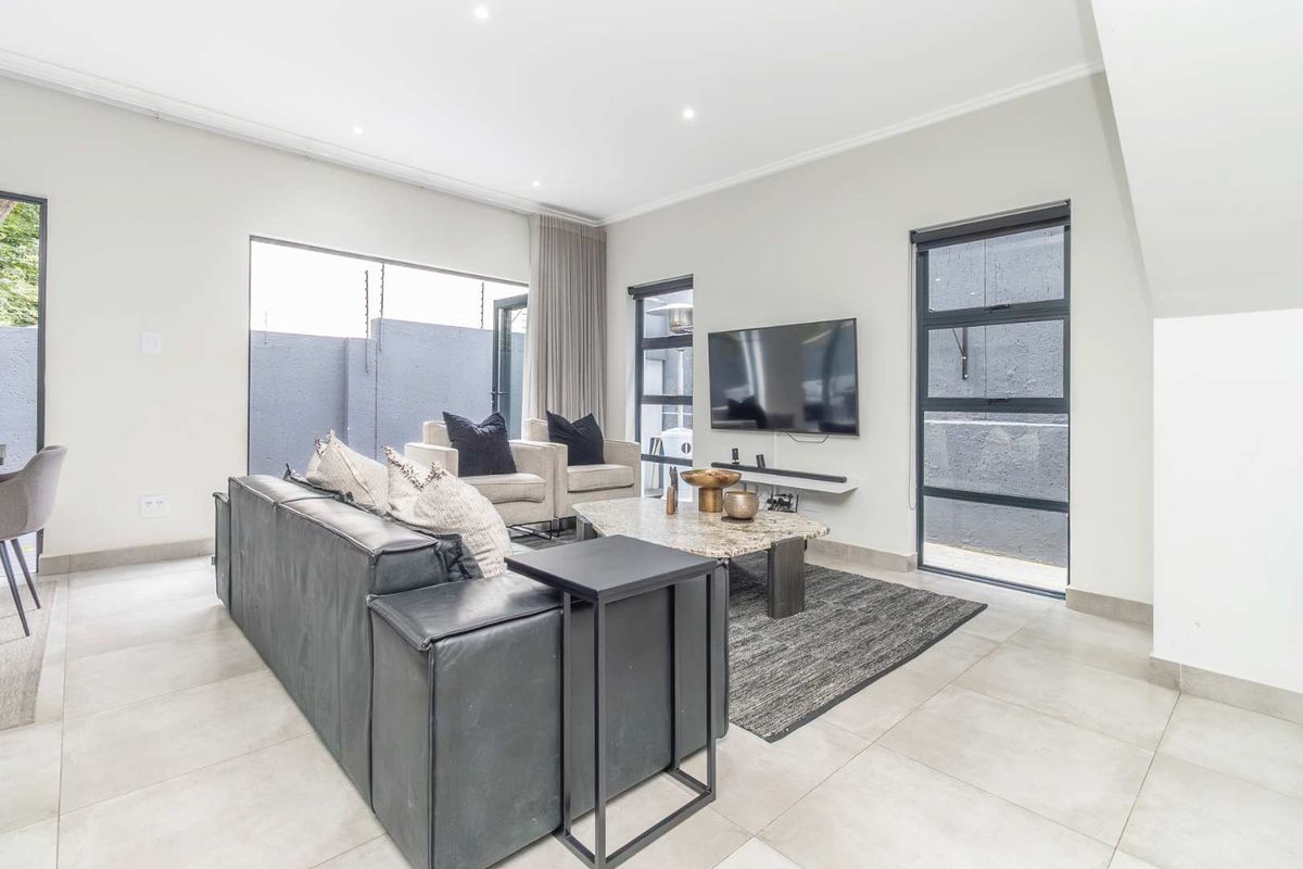 "Luxurious Modern Home with En-Suite Bedrooms and Balcony" - Photo 4