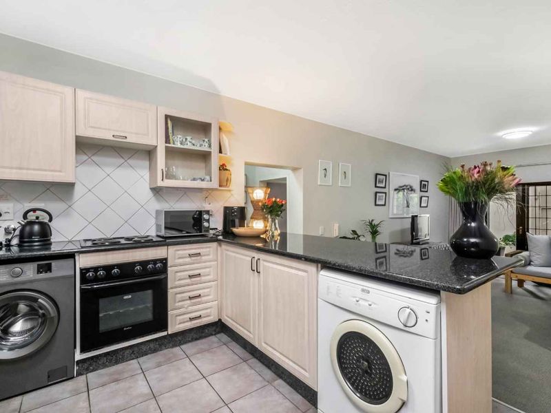 TRANQUIL GARDEN UNIT TUCKED AWAY IN LOVELY LONEHILL PLUS A FEW STEPS AWAY FROM THE PARK - Photo 5