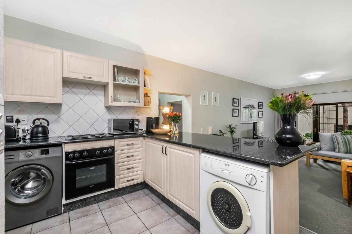 TRANQUIL GARDEN UNIT TUCKED AWAY IN LOVELY LONEHILL PLUS A FEW STEPS AWAY FROM THE PARK - Photo 5