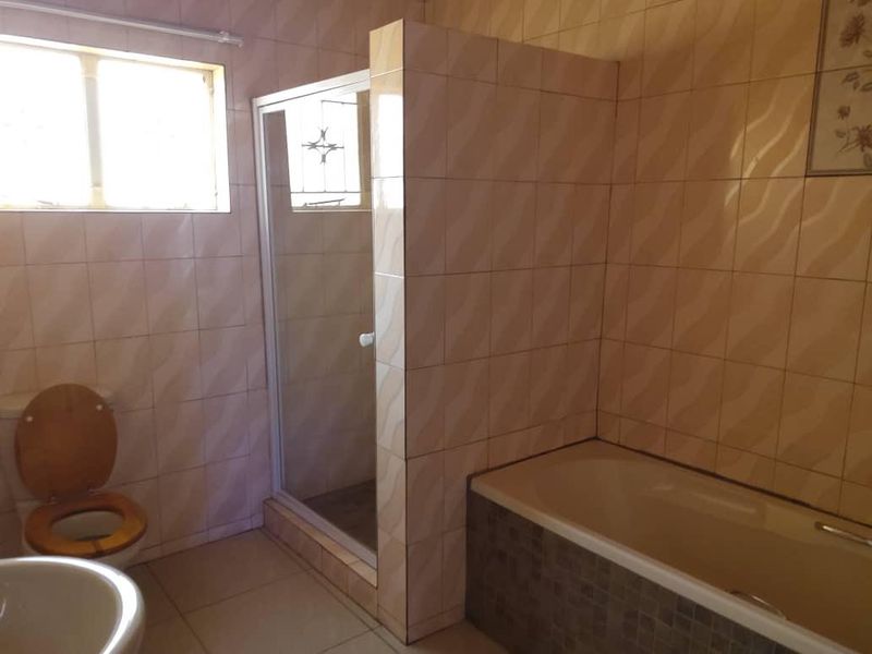 🏡 **Your Dream Home Awaits in Okahandja Extension 4!** 🏡 - Photo 8