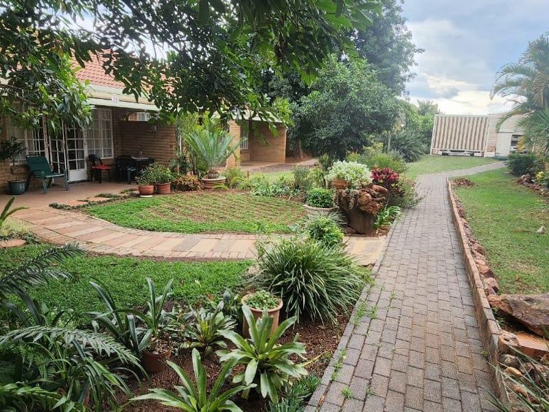 Neat as a pin...just move in and stay! - Photo 2