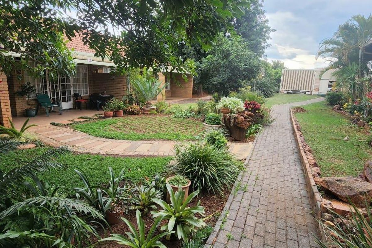 Neat as a pin...just move in and stay! - Photo 2