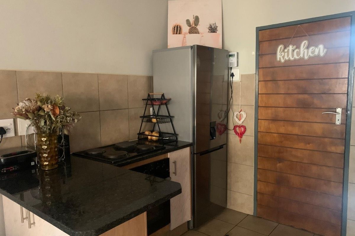 Prime Location Living: 2-Bedroom with Top Amenities - Photo 4