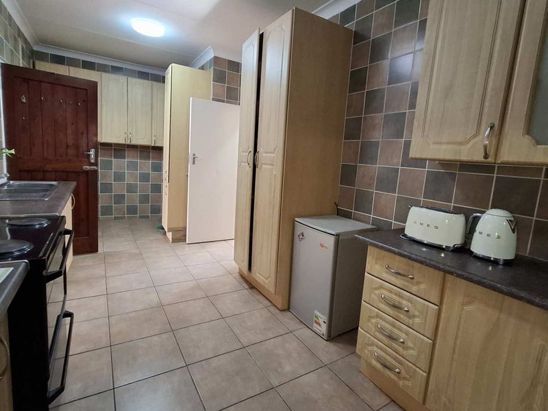 Charming 3 Bedroom Home with Awesome Amenities - Photo 5
