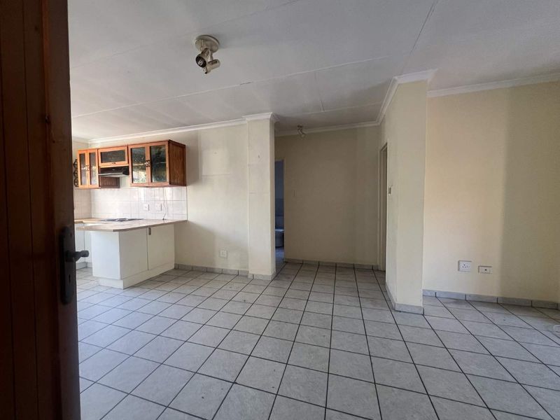 Look No Further if Space and Low Maintainance are your Priorities. - Photo 2