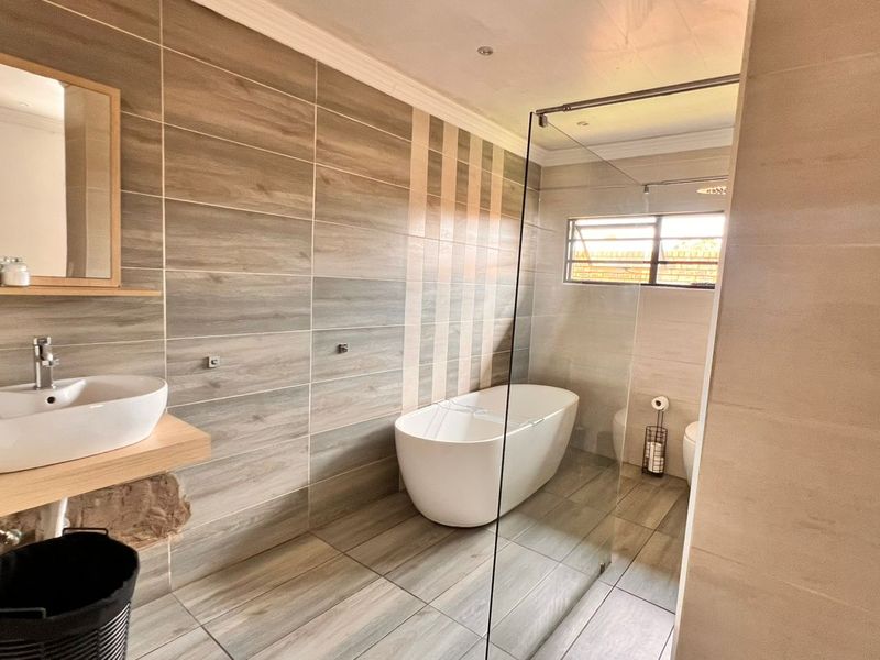 Luxury meets Tranquility in Benoni(Actonville),Morden 3 Bedroom Sanctuary with office space,scullery and heated floors - Photo 9