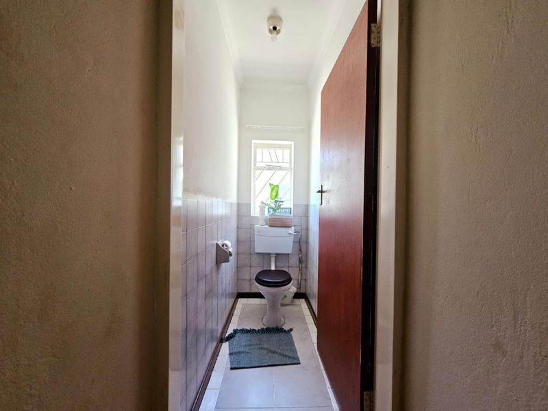 "Discover Comfort: 4 Beds, Pool, Braai, & More!" - Photo 9