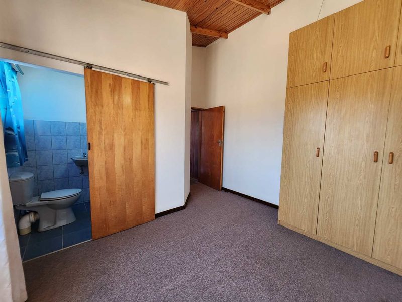 **Charming 2-Bedroom Home: Perfect for Couples or Retirees** - Photo 10