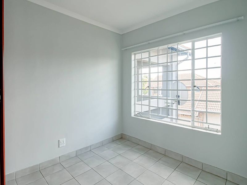 2 Bedroom 2 Bathroom Apartment - Photo 8