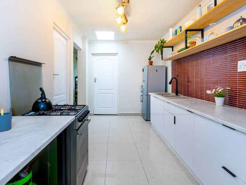 Modern in Mowbray - Photo 9