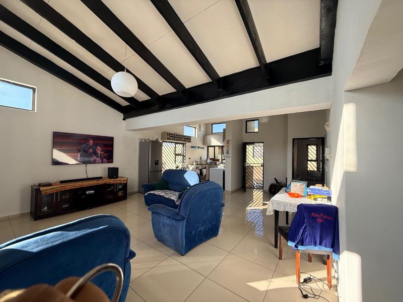 Free standing townhouse in Otjomuise for sale - Photo 2