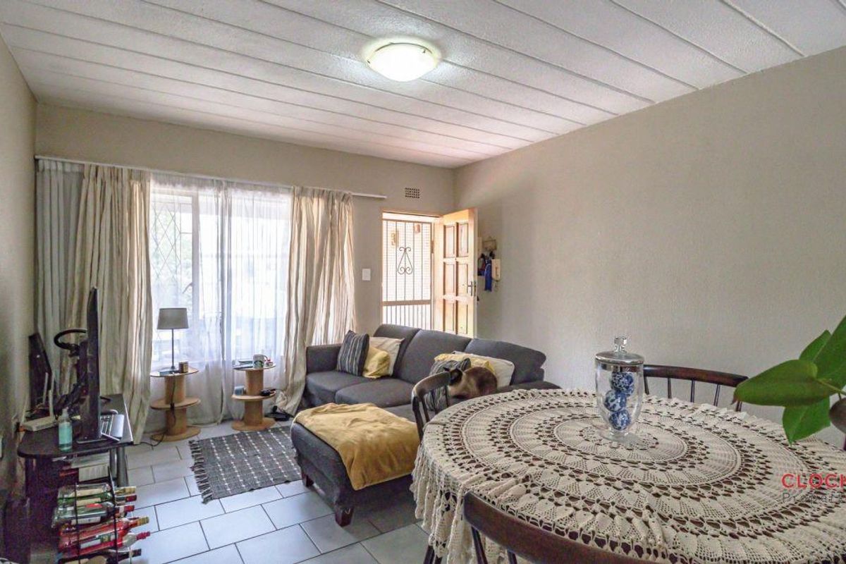 Charming Townhouse in secure Hampton Court, Edenglen - Photo 4
