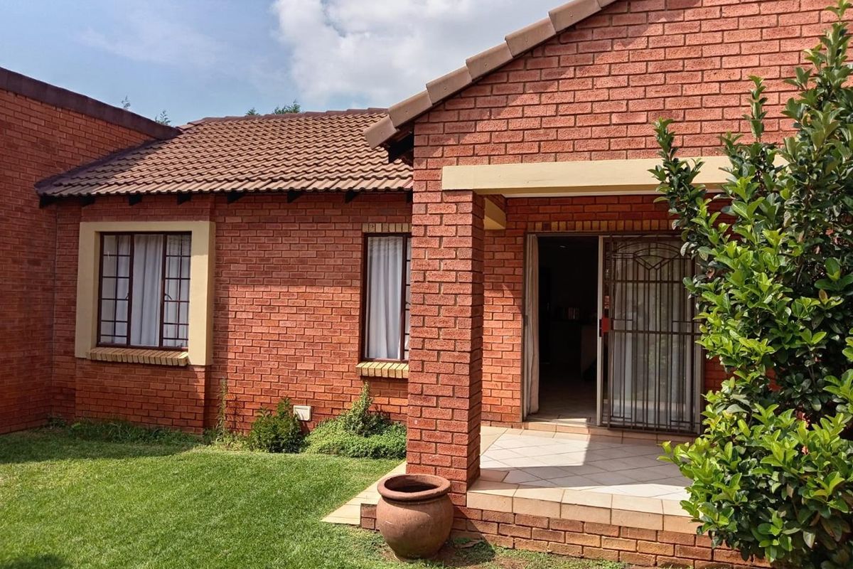 2 BEDROOM TOWNHOUSE TO RENT IN MORELETA PARK - Photo 4