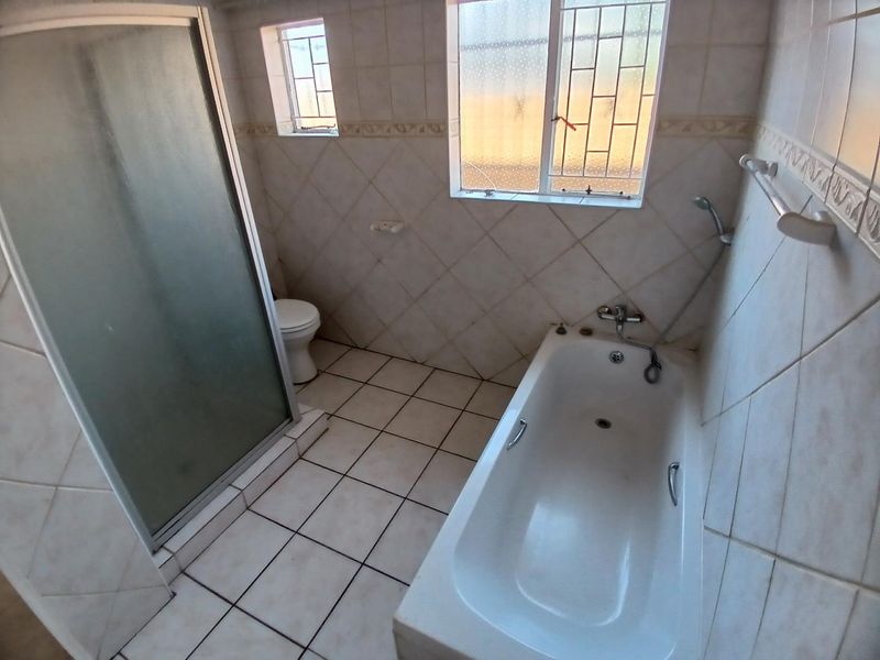 Charming 3 Bedroom 2 Bathroom Townhouse - Photo 10