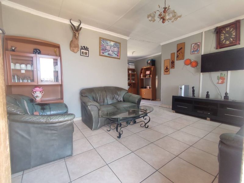 4 Bedroom House for Sale in Cosmo City - Photo 4