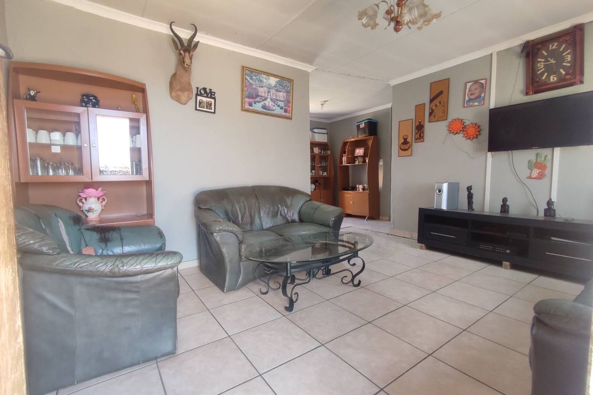 4 Bedroom House for Sale in Cosmo City - Photo 4