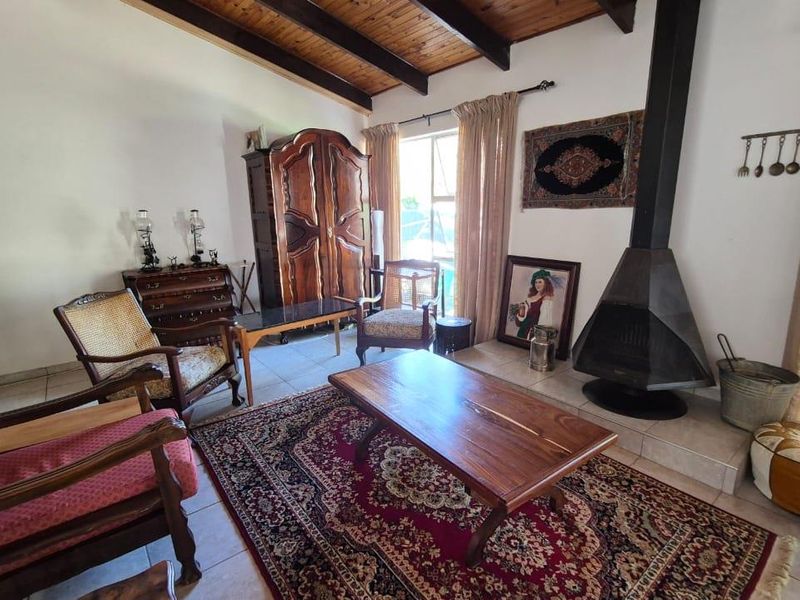 Spacious family home in quiet street - Photo 4