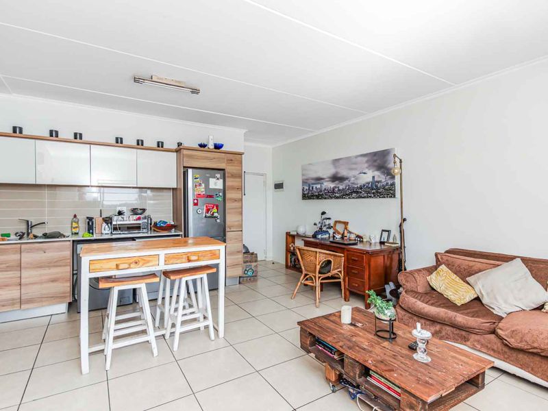 Modern, well maintained apartment with luxurious finishes. - Photo 4