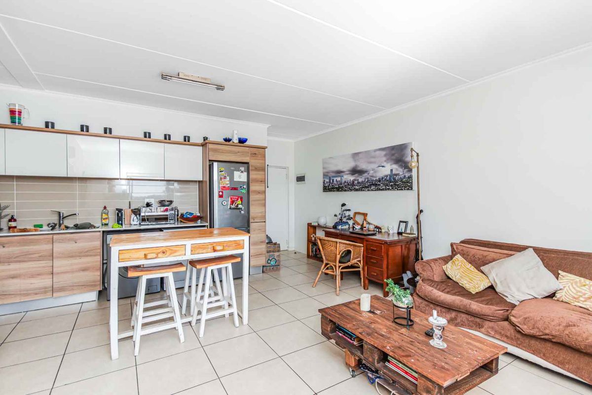 Modern, well maintained apartment with luxurious finishes. - Photo 4