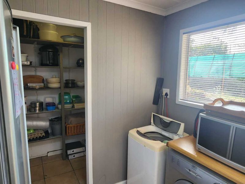 PEACEFUL COUNTRY STYLE LIVING WITH POOL SIDE PRIVACY - Photo 9