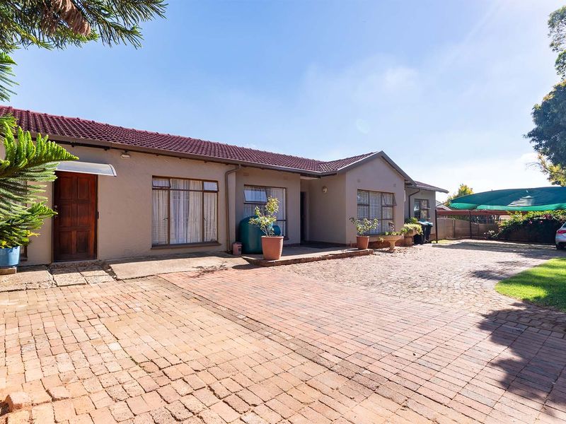 Spacious 5-Bedroom Family Home with Income-Generating Flatlet in Birch Acres - Photo 2