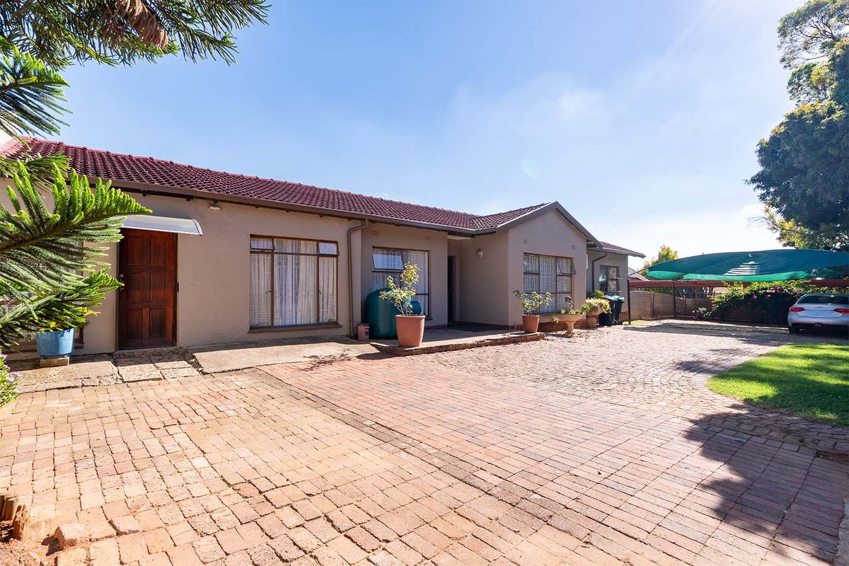 Spacious 5-Bedroom Family Home with Income-Generating Flatlet in Birch Acres - Photo 2