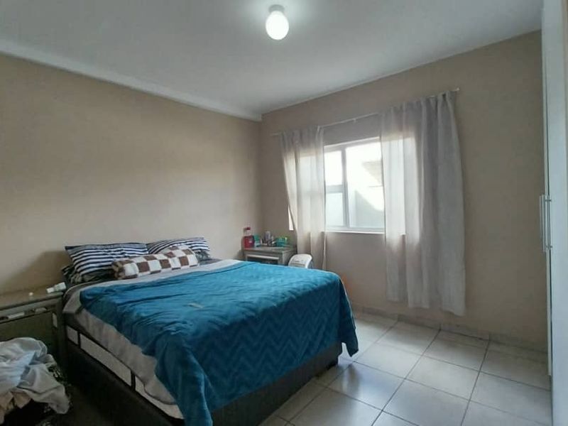 Perfect Starter: Cozy 2-Bedroom with Parking - Photo 10