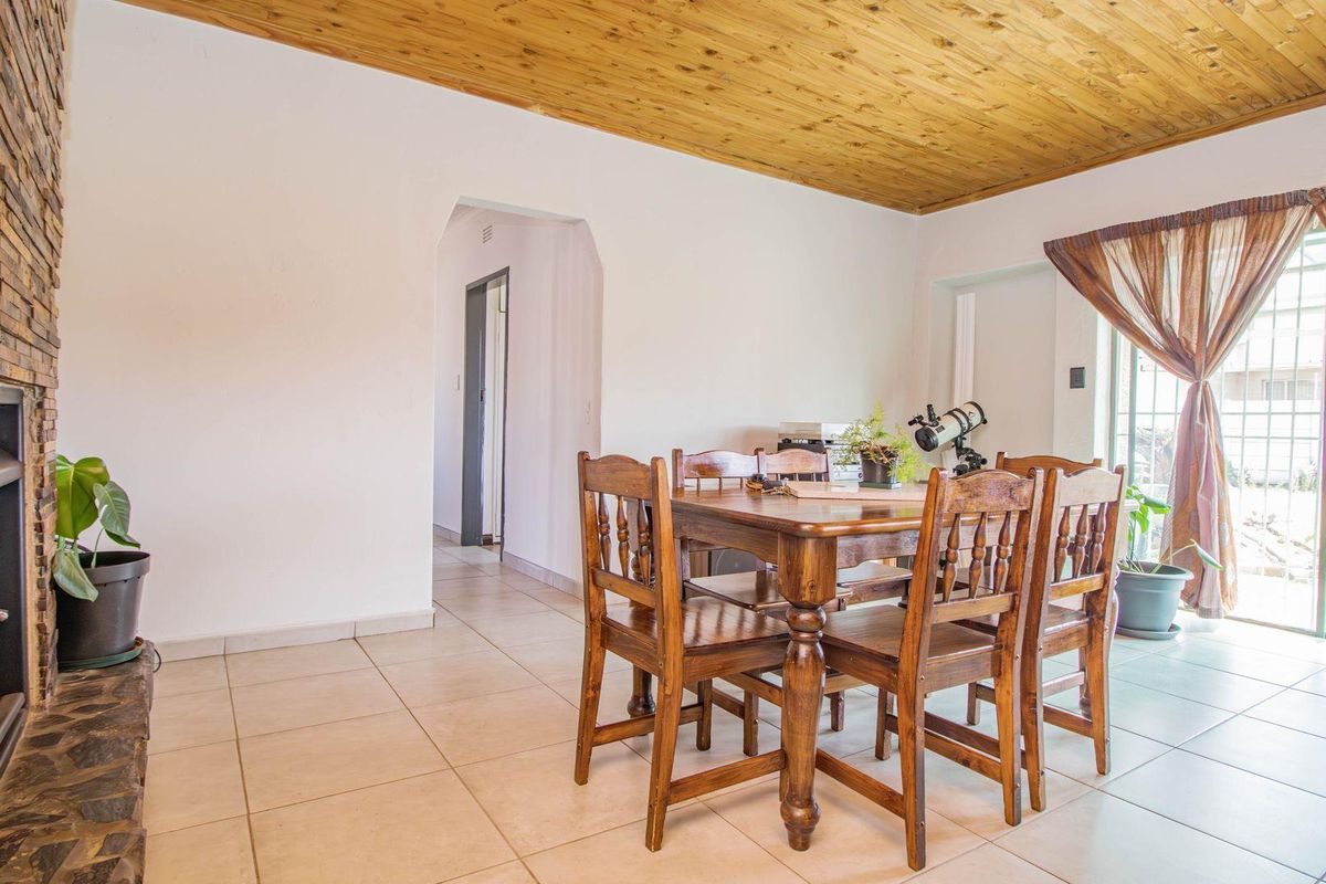 Charming Family Home with Fireplace & Spacious Garden! - Photo 5