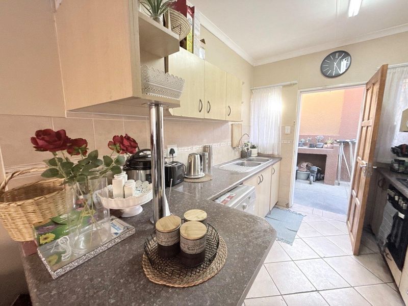 SPACIOUS TOWNHOUSE - Photo 4