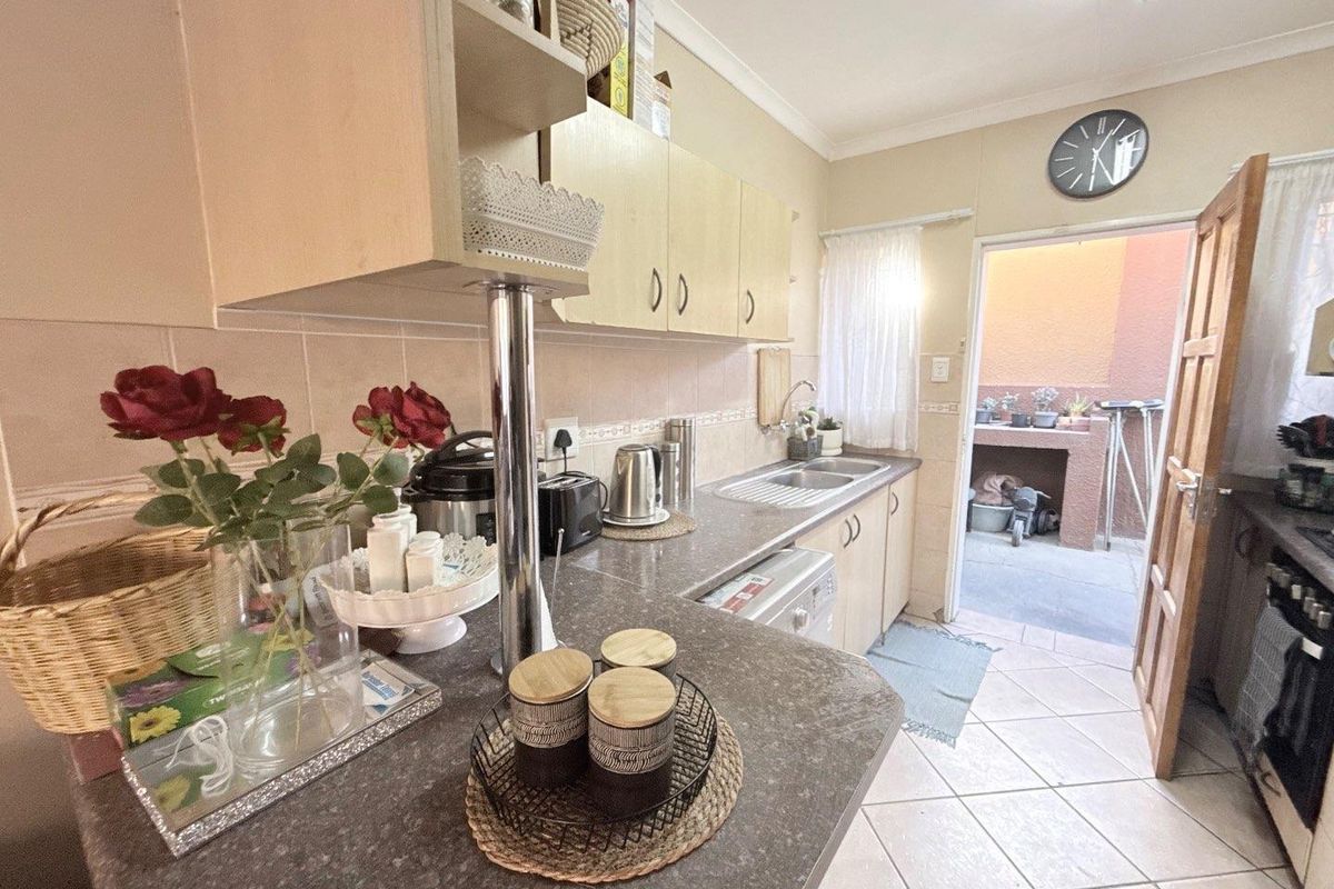 SPACIOUS TOWNHOUSE - Photo 4