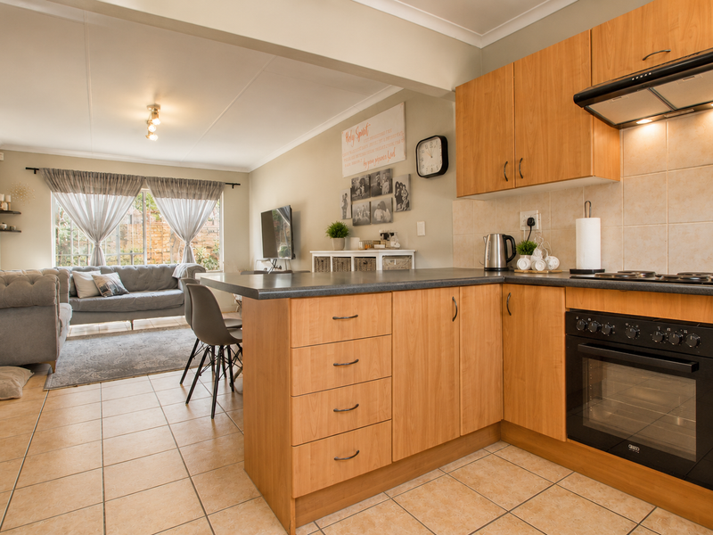 2 Beds, 2 Bath double garage - Photo 4