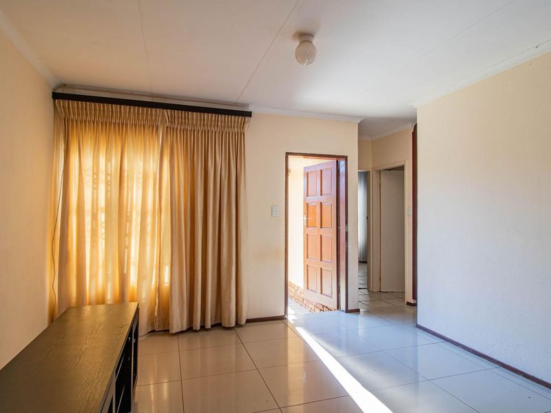 Neat 3 Bedroom townhouse for sale in Heatherview Gardens - Photo 9