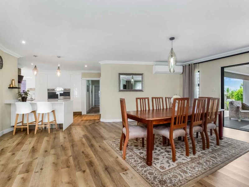 A MODERN MASTERPIECE TUCKED AWAY IN A CUL-DE-SAC INSIDE LOVELY SOMERSET GARDENS - Photo 5