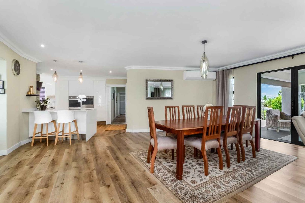 A MODERN MASTERPIECE TUCKED AWAY IN A CUL-DE-SAC INSIDE LOVELY SOMERSET GARDENS - Photo 5