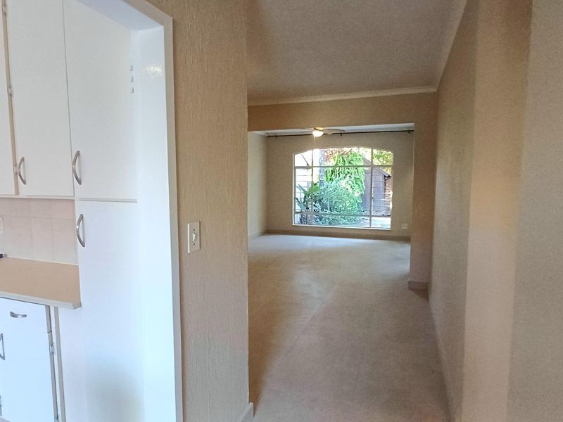 Freshly Renovated Townhouse with a Private Garden in a Peaceful Complex - Photo 8